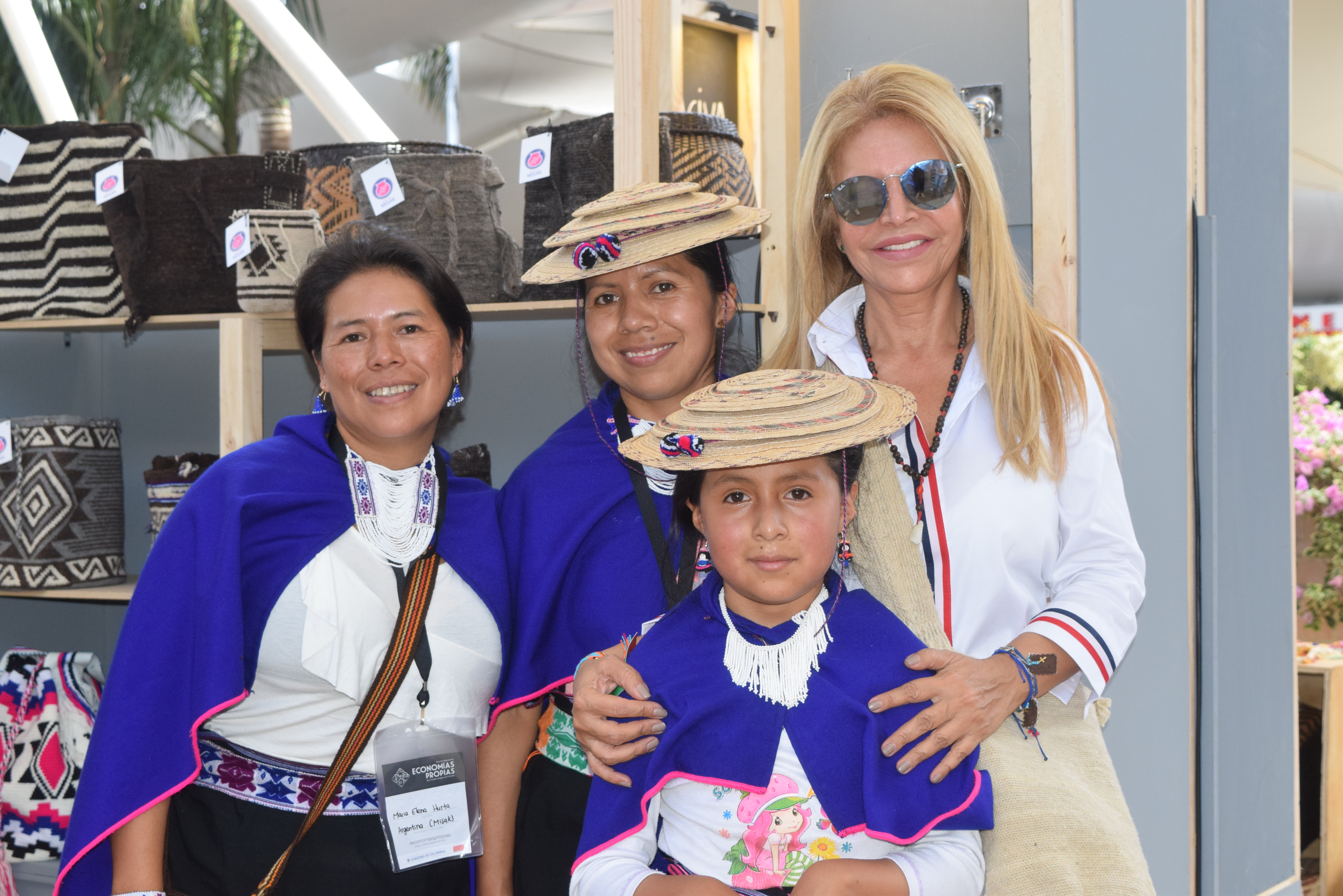 María Helena Hurtado, Gloria Esperanza Espiral y Tatiana Tunubalá de la comunidad indígena Misak de La Argentina Huila.